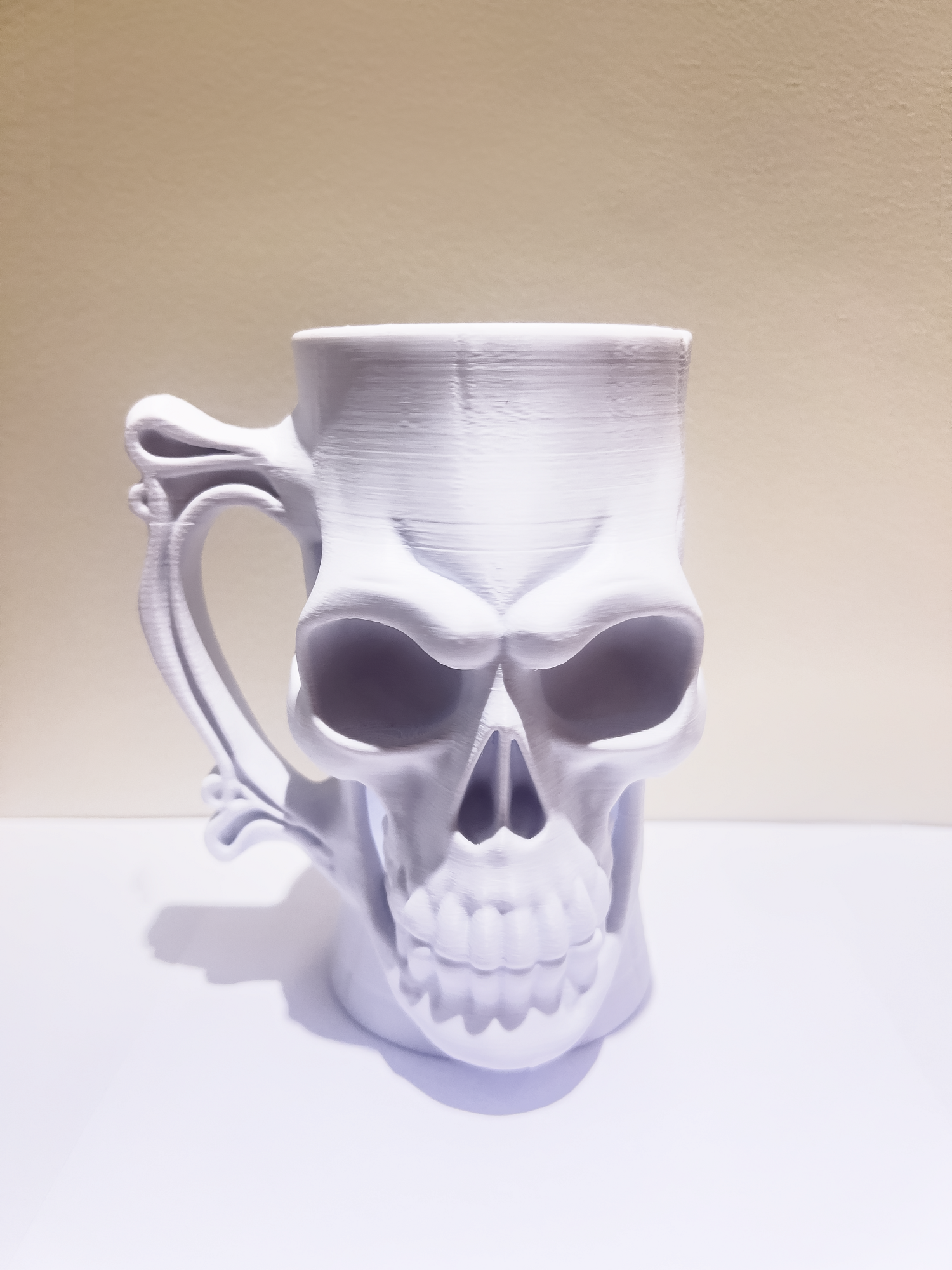 Baltas kaukolės formos skardinių laikiklis (0,5 l skardinėms)