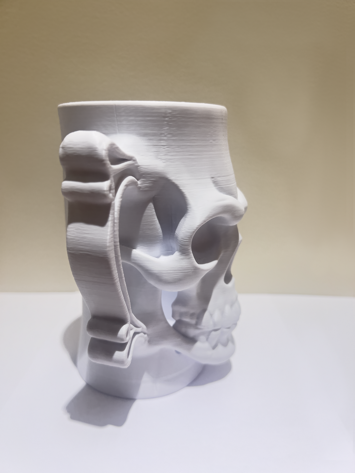 Baltas kaukolės formos skardinių laikiklis (0,5 l skardinėms) - Image 2