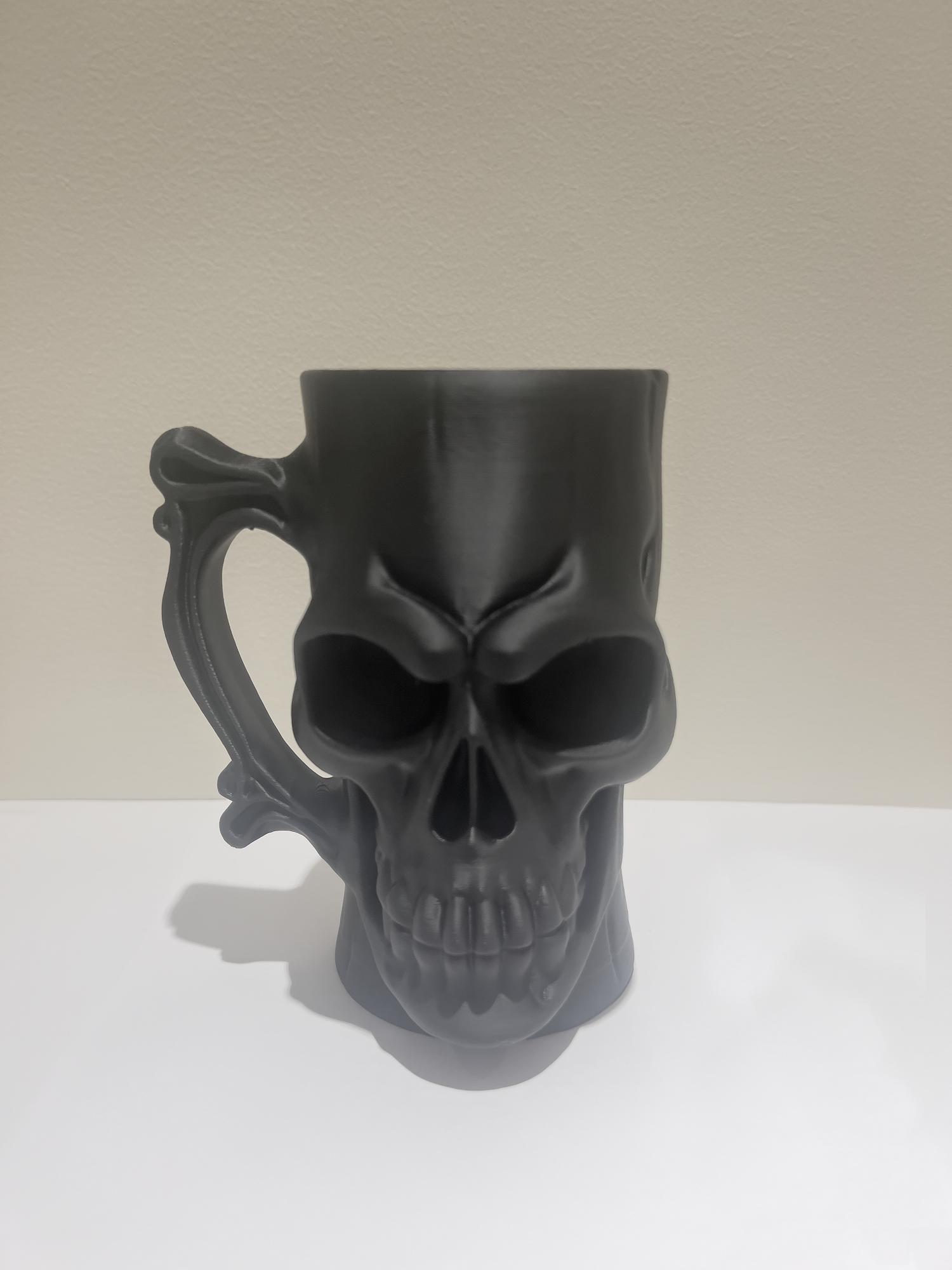 Juodas kaukolės formos skardinių laikiklis (0,5 l skardinėms)